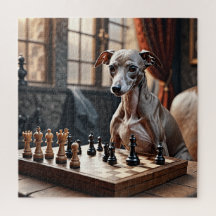 Chien gris italien jouant aux échecs