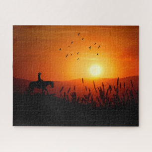 Puzzle Cowgirl au coucher du soleil lors d'une chevauchée