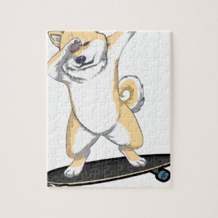 Puzzle Dabbinbg Shiba Inu sur la tasse de café de planch