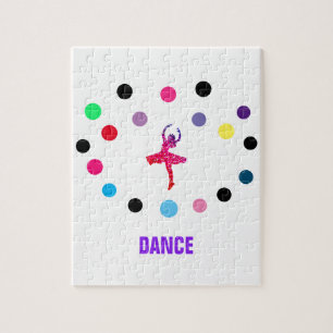 Puzzle de danse avec points colorés.