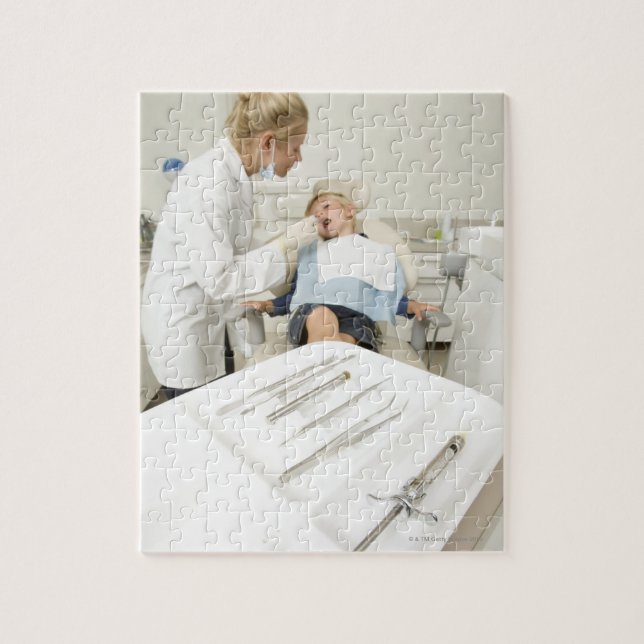 Puzzle Dentiste femme examinant le petit garçon (Vertical)