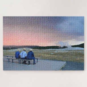 Puzzle En attente du geyser Old Faithful au coucher du so
