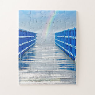 Puzzle extrémité arc-en-ciel sur quai humide