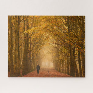 Puzzle Femme marchant avec son chien le matin de chute