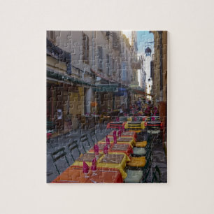 Puzzle France, Corse. Tables de cafés dressées en étroit