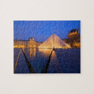 Puzzle France, Paris. Le musée du Louvre au crépuscule.