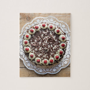 Puzzle Gâteau de la Forêt-Noire sur bois rustique