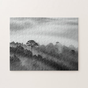 Puzzle Grand arbre dans la forêt de pin dans la brume
