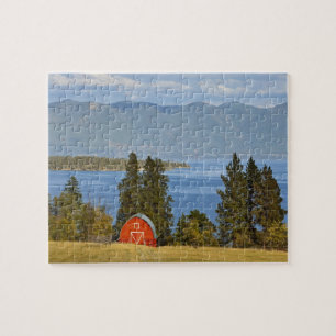Puzzle Grange rouge situé le long du pittoresque lac Flat