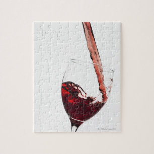 Puzzle Gros plan du vin rouge versé dans le verre sur