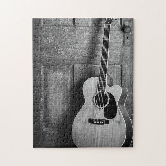 Puzzle Guitare penchée contre porte en noir et blanc (Vertical)