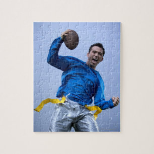 Puzzle Homme hispanique jetant un football