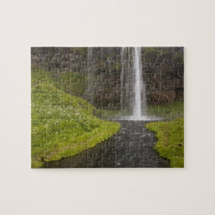 Puzzle Islande. Personnes sur le sentier derrière Seljala