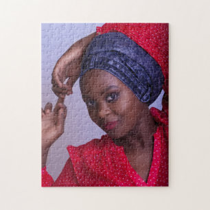 Puzzle Jeune femme africaine avec des jeans bleus