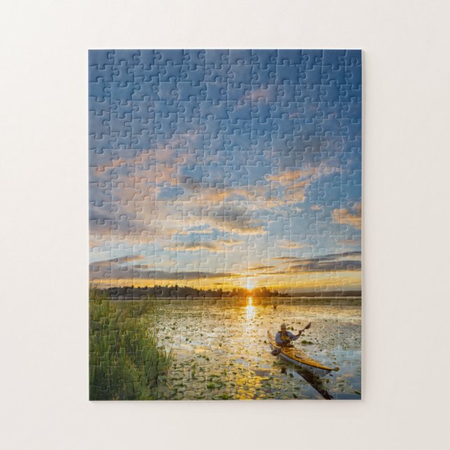 Puzzle Kayaker mâle pagayant le kayak de mer sur l'eau ca (Vertical)