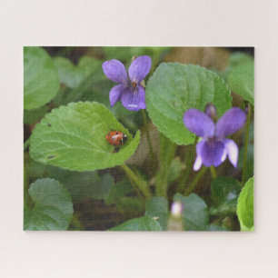 Puzzle Ladybug sur les fleurs de violet doux
