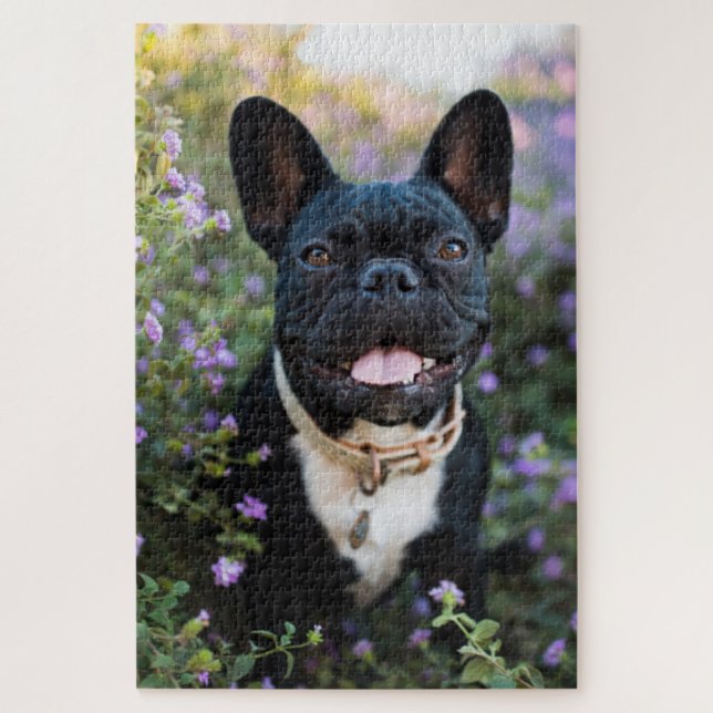 Puzzle Le Bulldog français se tient en fleurs (Vertical)