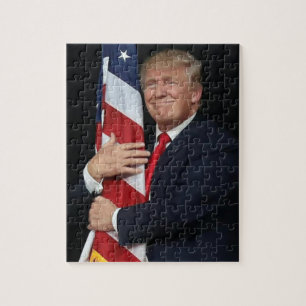 Puzzle Le président Trump étreignant le drapeau américain