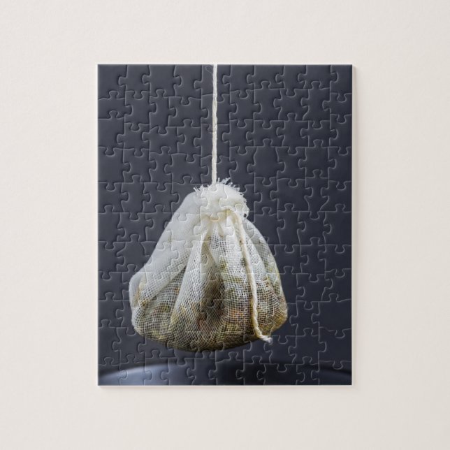 Puzzle Le sachet de thé est suspendu dans une tasse (Vertical)