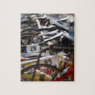 Puzzle Les bicyclettes sur le support à un triathlon