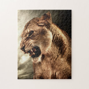 Puzzle Lionne d'hurlement contre le ciel orageux