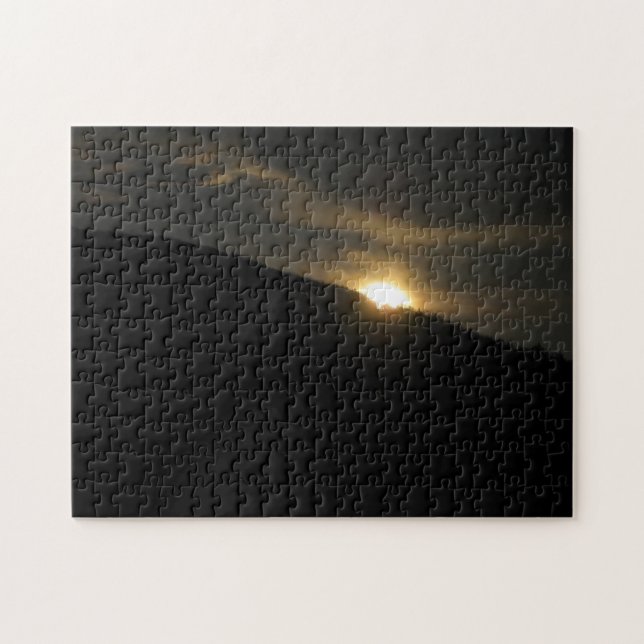 Puzzle Lune au-dessus de Solid Black Mountain Photo Chall (Horizontal)