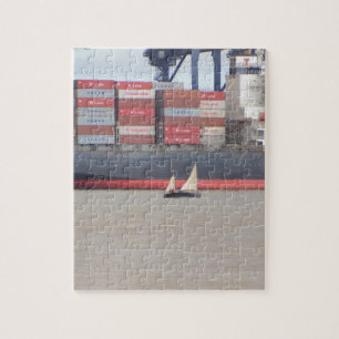 Puzzle Minuscule Yacht Et Immense Navire Conteneur