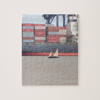 Puzzle Minuscule Yacht Et Immense Navire Conteneur