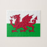 Puzzle mit der Flagge von Wales<br><div class="desc">Erleben Sie ein rätselhaftes Abenteuer und feiern Sie das walisische Erbe mit unserem faszinierenden Puzzle unter der Flagge von Wales. Dieses mit Präzision und Liebe zum Detail gestaltete Puzzle ist nicht nur eine lustige Aktivität, sondern auch eine Hommage an die reiche Kultur und Geschichte Wales. Tauchen Sie ein in die...</div>