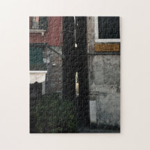 Narrow venetian alleyway (film, 2024)