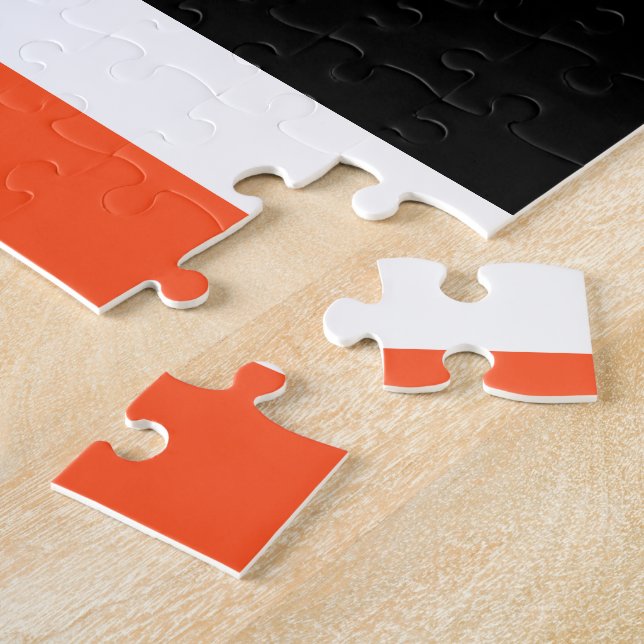 Puzzle Papillon orange frappant et fleurs sur noir (Côté)