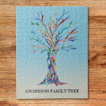 Puzzle personalisierter Baum<br><div class="desc">Personalisiertes Familienbaum-Puzzle. Dieses stilvolle Puzzle ist mit einem regenbogenfarbenen Familienbaum-Design auf einem blauen Ober-Hintergrund dekoriert. Passen Sie es mit Ihrem Familiennamen an. Der Baum wurde ursprünglich aus Mosaik mit winzigen Teilen aus farbigem Glas hergestellt. Original Mosaik © Michele Davies.</div>