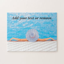 Photo d'une femme se relaxant dans une piscine :