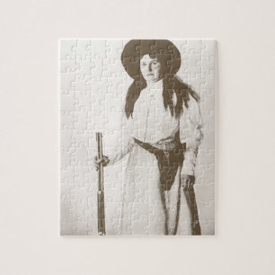 Puzzle Photo Portrait d'une fille qui tient un fusil, c19
