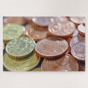 Puzzle pièces en euro sous rayons de soleil