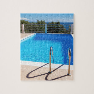 Puzzle Piscine bleue avec des étapes en mer