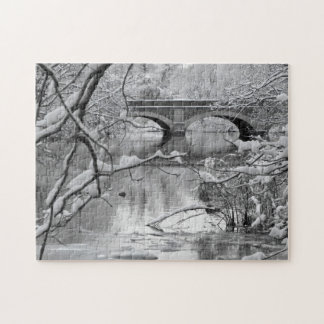 Puzzle Pont de voûte au-dessus de rivière congelée en