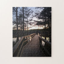 Pont Twilight dans la forêt de cyprès