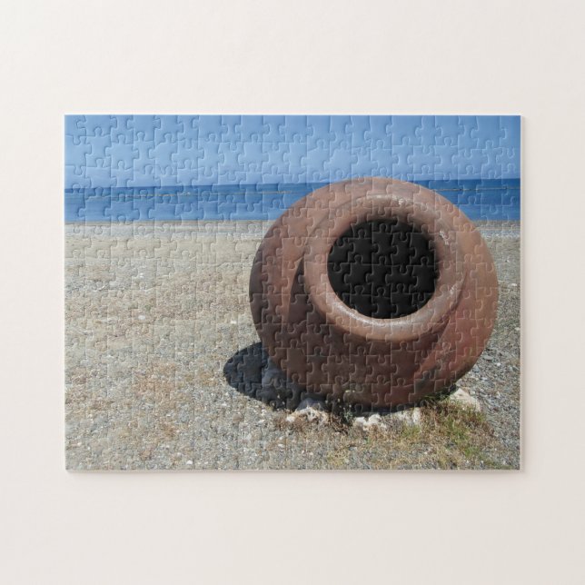 Puzzle Pot grec traditionnel en terre cuite sur la plage (Horizontal)