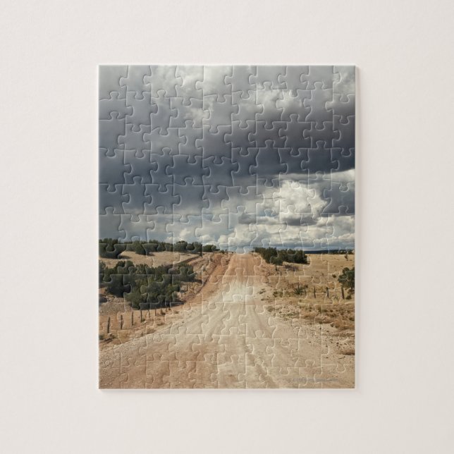 Puzzle Regard en bas d'une route de campagne de saleté (Vertical)