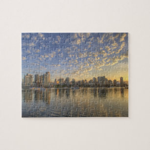 Puzzle Regardant à travers False Creek l'horizon de
