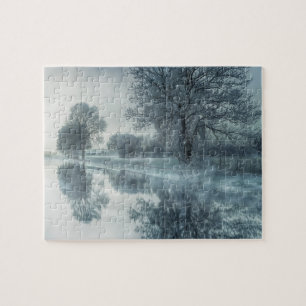 Puzzle Scène hivernale brumeuse d'un lac, avec des arbres