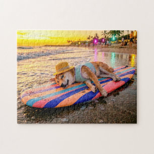 Puzzle Shiba Inu se relaxant sur une planche de surf au c