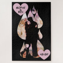 Sous un parapluie : Couple romantique s'embrassant