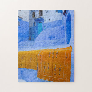 Puzzle Tapis drapés sur un mur bleu
