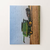 tracteur vert récoltant un jumbo de champ