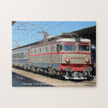 Train de passagers à la gare de Bucarest sur un