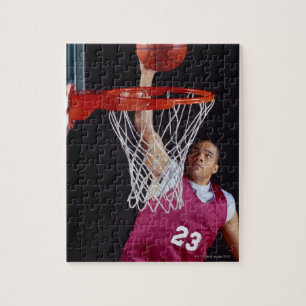Puzzle Un jeune homme fait un panier