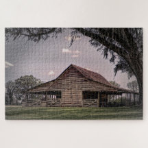 Une grange patinée en bois entourée d'herbe luxuri