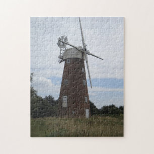 Puzzle vieux moulin à vent en bois dans la campagne